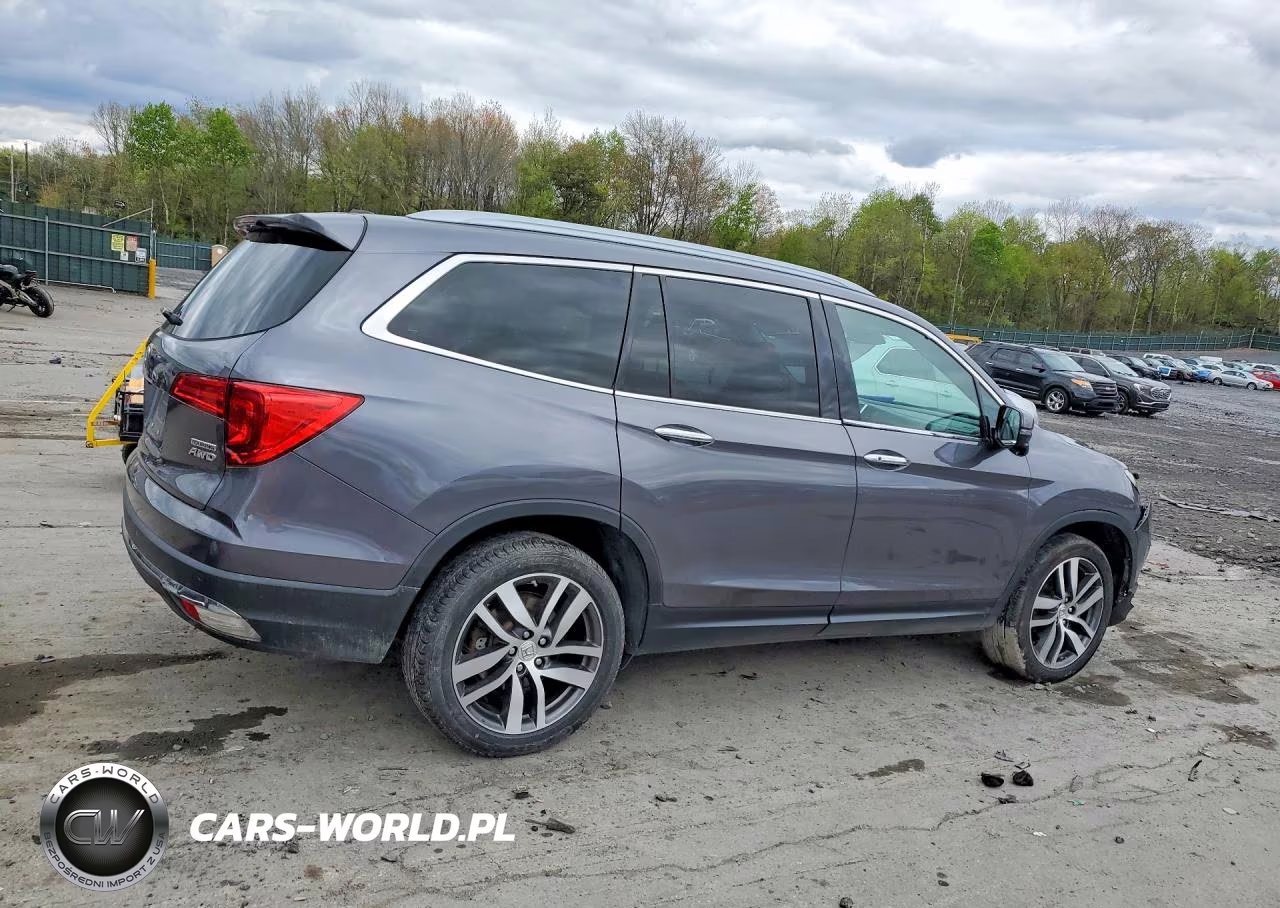 2018 Honda Pilot Touring VIN:5FNYF6H96JB043641 - 3