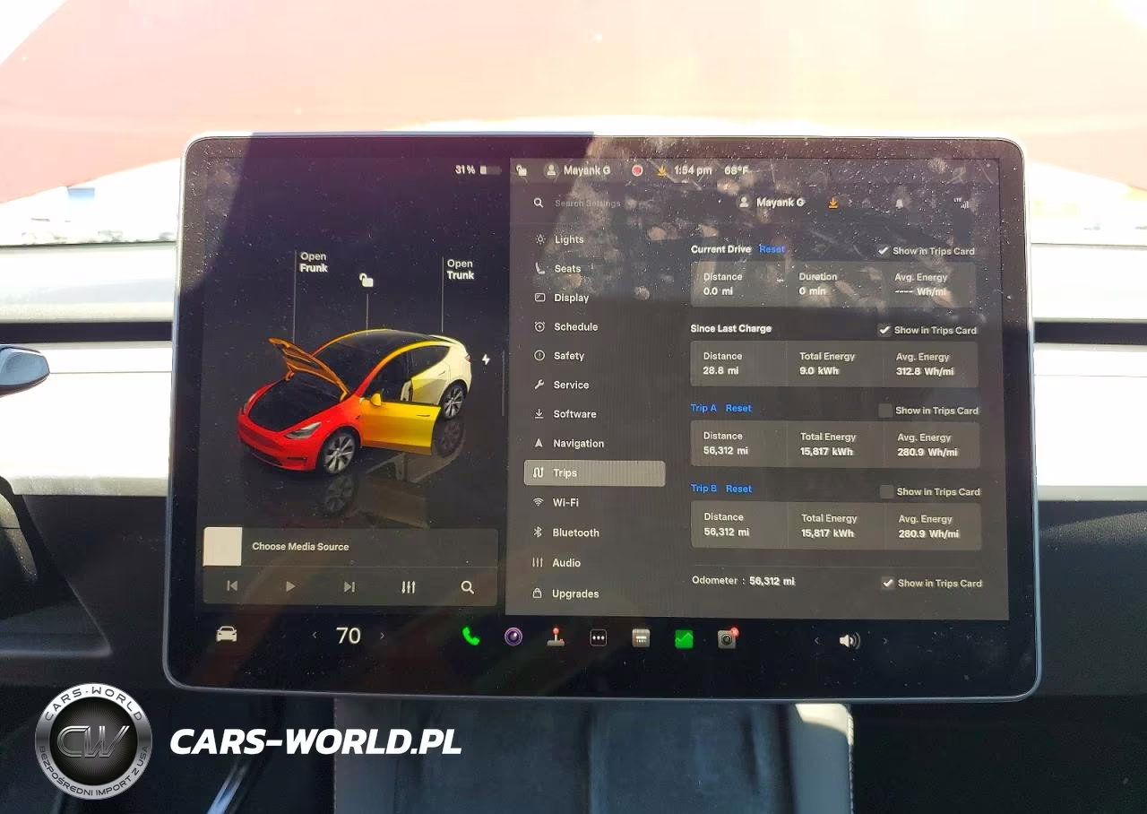 2023 Tesla Model Y VIN:7SAYGDEEXPA106557 - 9
