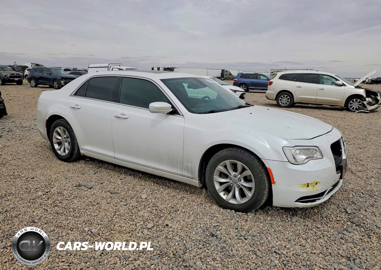 2015 Chrysler 300 Limited VIN:2C3CCAAG8FH930033 - 4