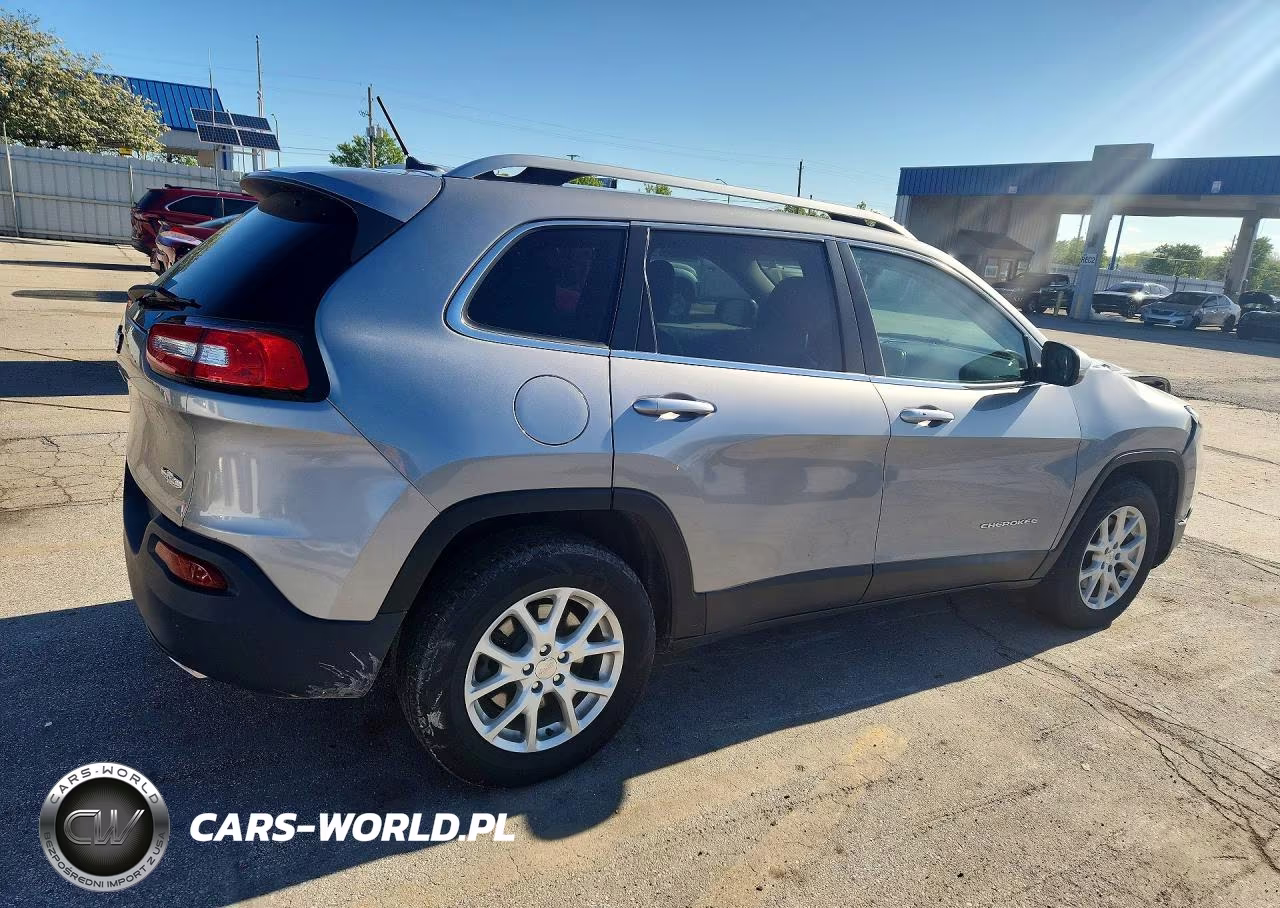 2015 Jeep Cherokee Latitude VIN:1C4PJMCSXFW619176 - 3