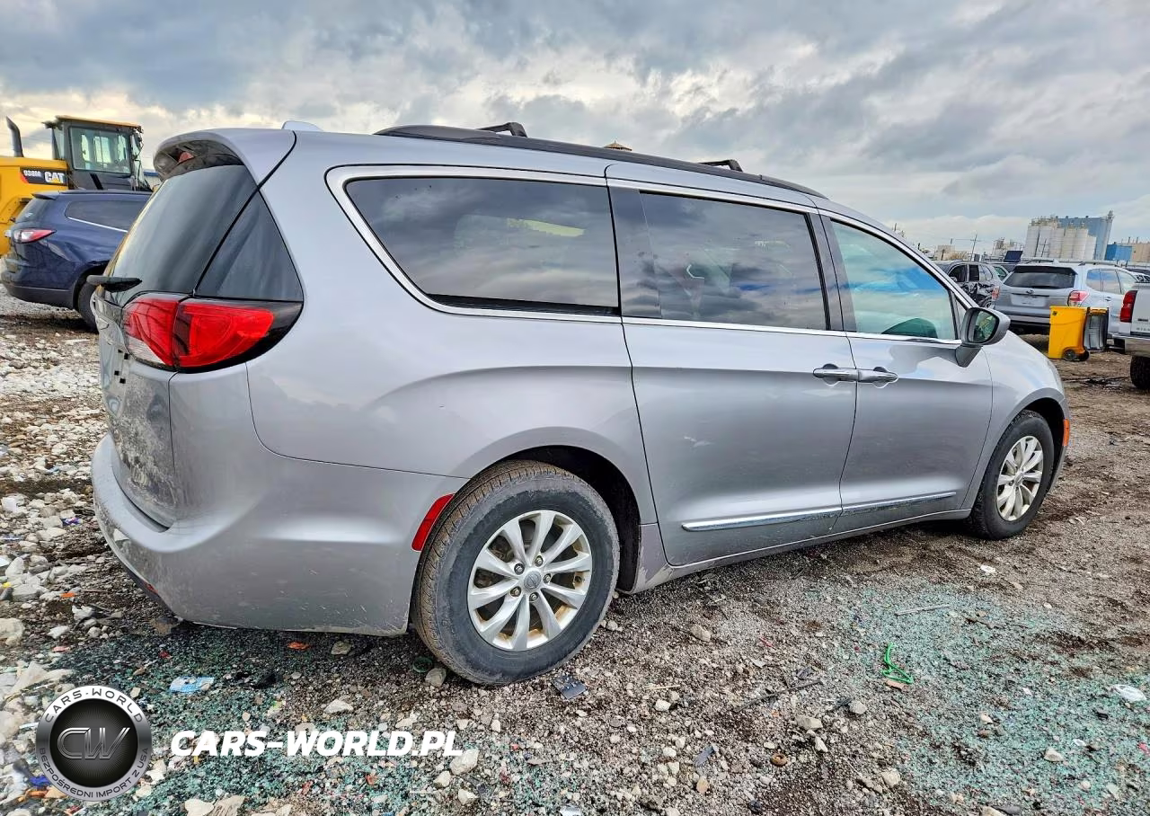 2017 Chrysler Pacifica Touring L VIN:2C4RC1BG8HR540227 - 3
