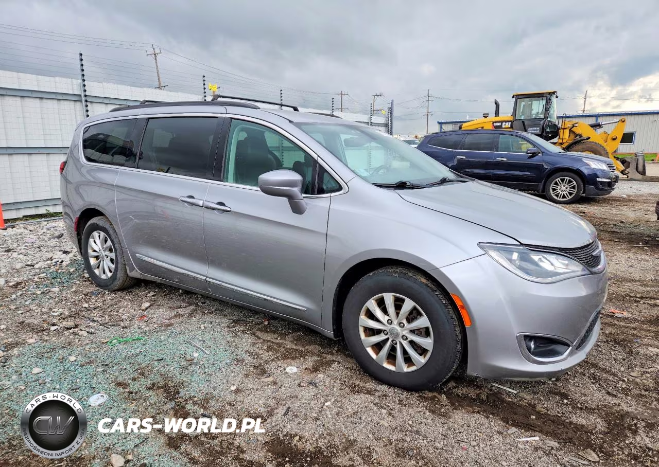 2017 Chrysler Pacifica Touring L VIN:2C4RC1BG8HR540227 - 4