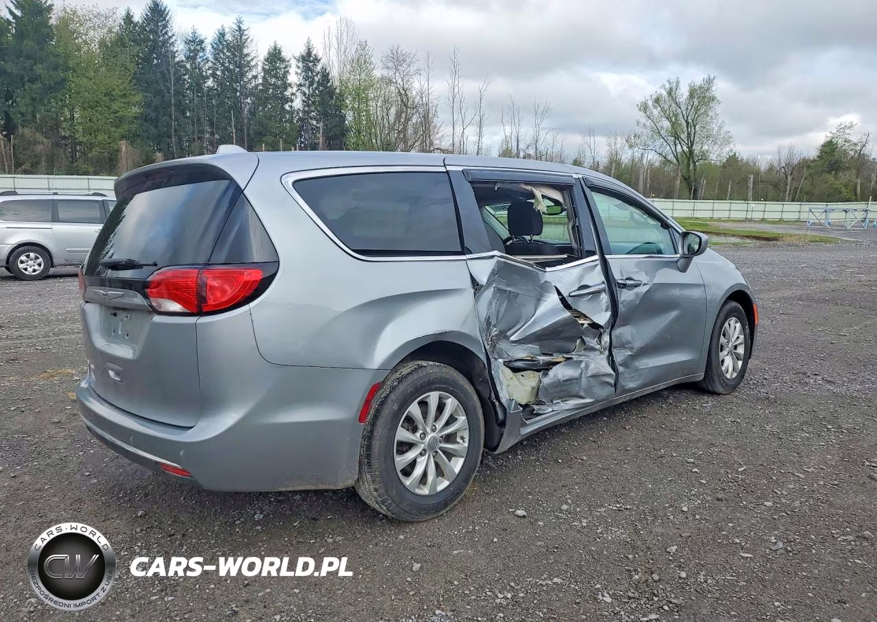 2019 Chrysler Pacifica Touring Plus VIN:2C4RC1FG9KR705235 - 3