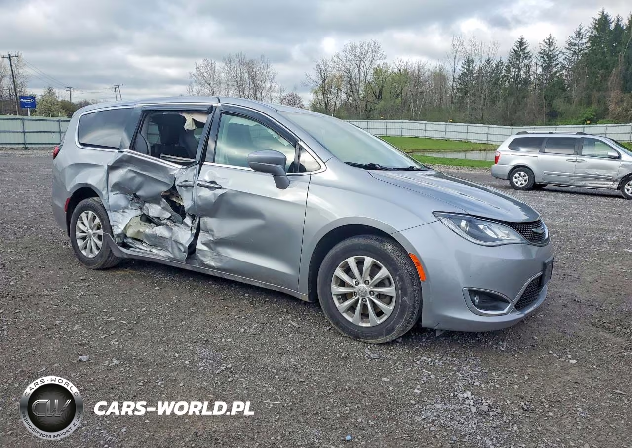 2019 Chrysler Pacifica Touring Plus VIN:2C4RC1FG9KR705235 - 4