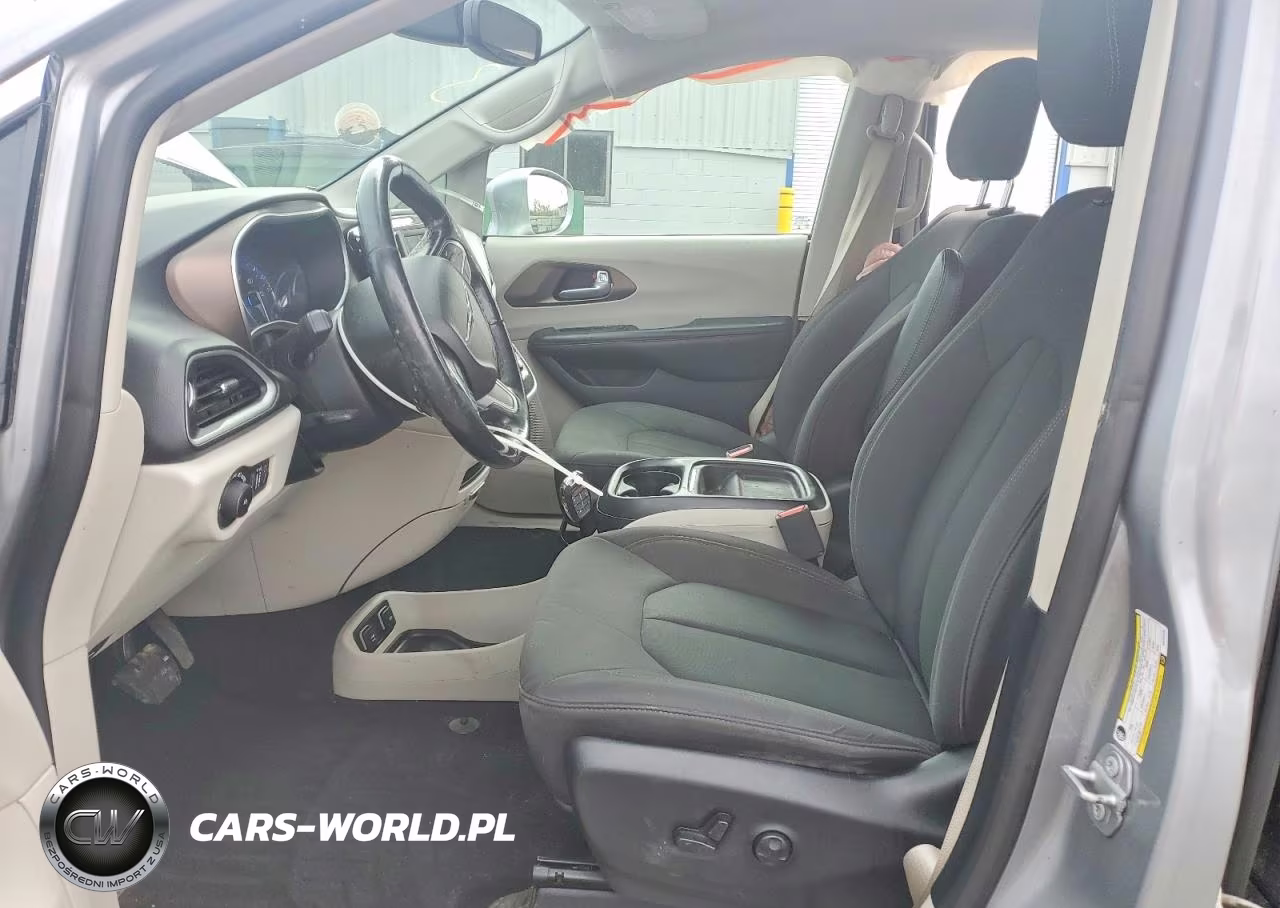 2019 Chrysler Pacifica Touring Plus VIN:2C4RC1FG9KR705235 - 7