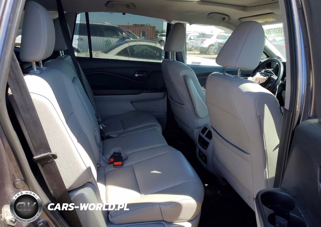 2018 Honda Pilot Touring VIN:5FNYF6H96JB064215 - 10