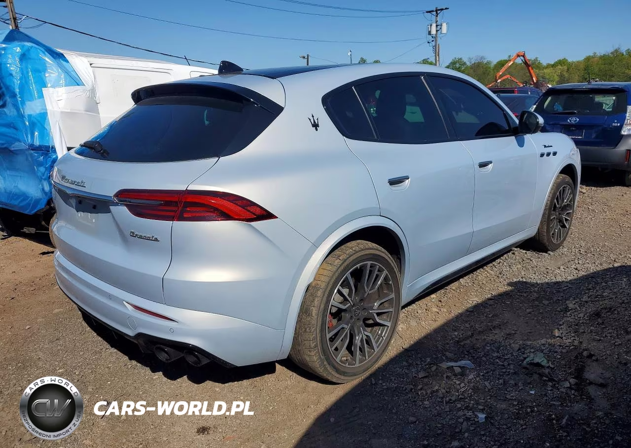 2023 Maserati Grecale Modena VIN:ZN682AVM7P7422443 - 3