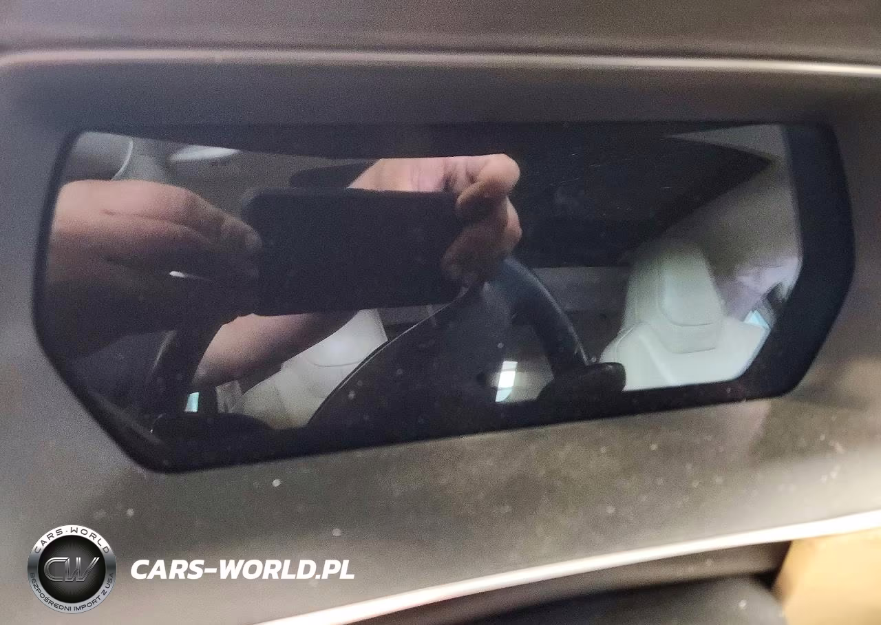 2015 Tesla Model S VIN:5YJSA1E22FF114758 - 9