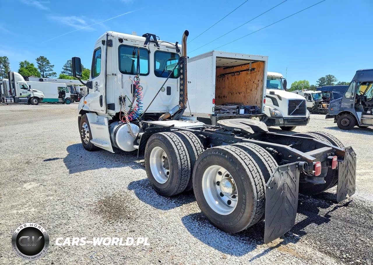 2014 Freightliner Cascadia Semi Truck VIN:3AKJGBDV8ESFZ2108 - 3