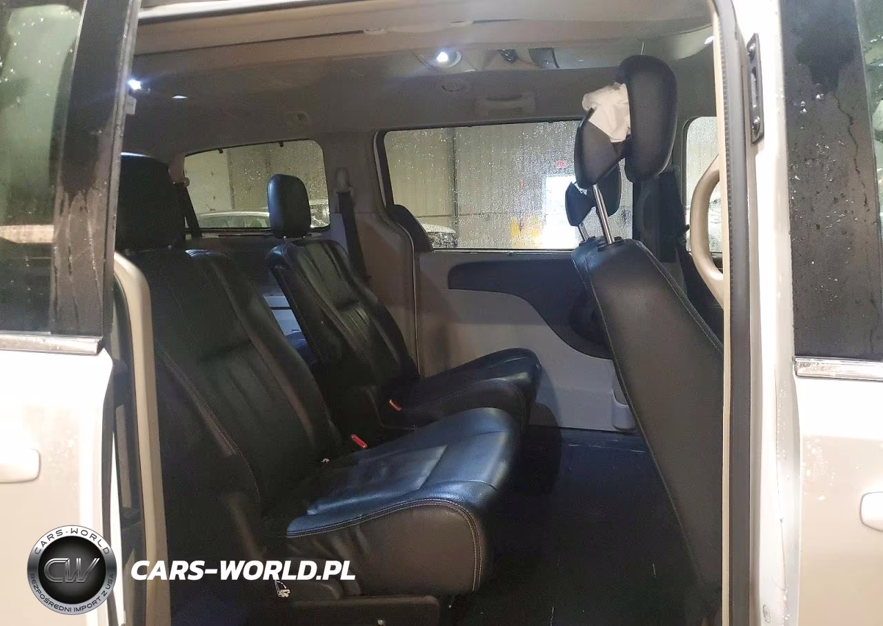 2016 Chrysler Town & Country Touring L VIN:2C4RC1CG0GR240419 - 11