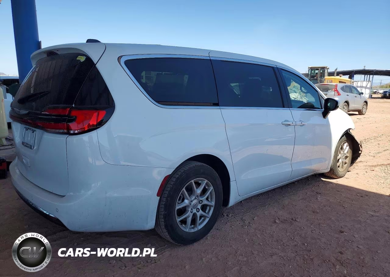 2023 Chrysler Pacifica Touring L VIN:2C4RC1BG3PR586353 - 3