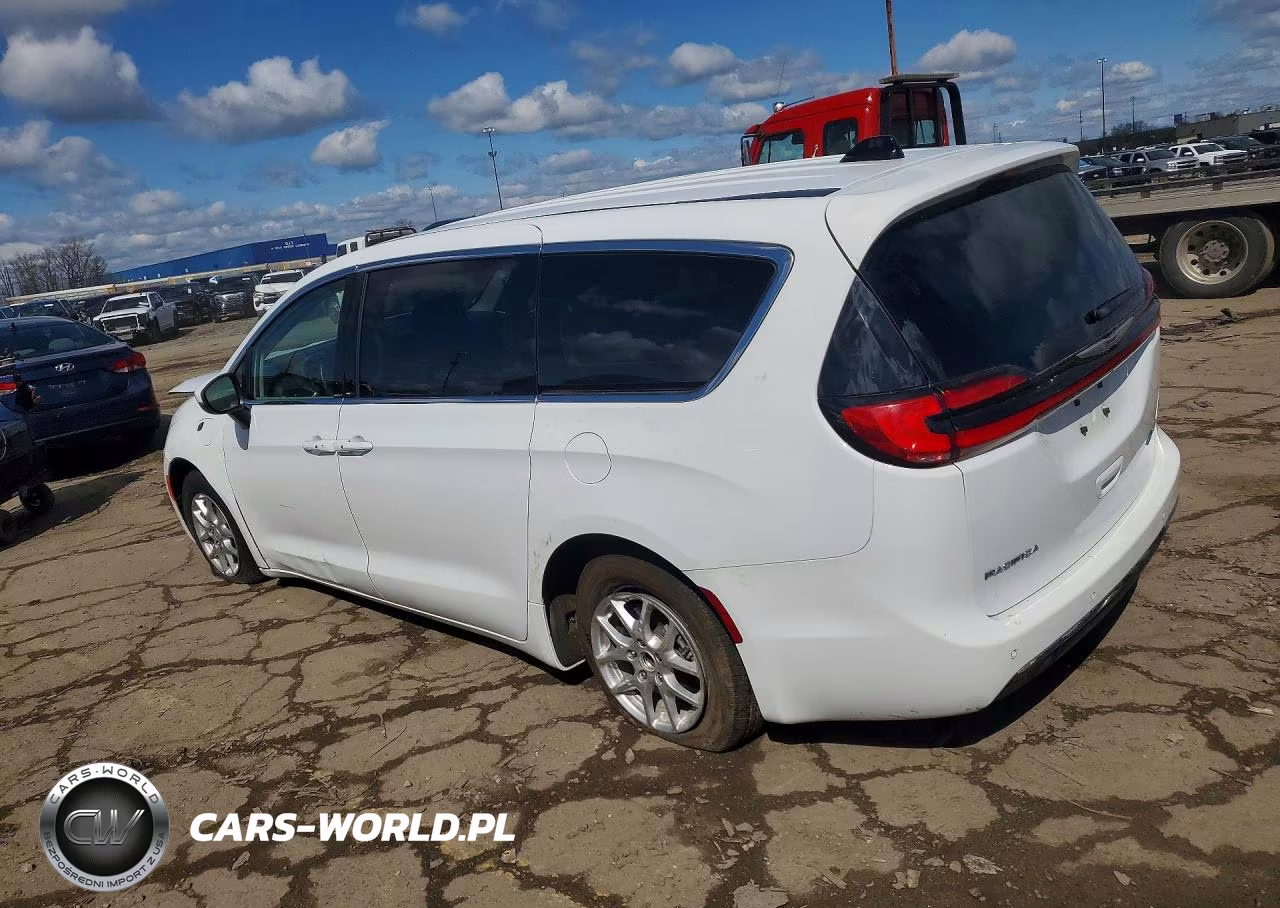 2023 Chrysler Pacifica Hybrid Touring L VIN:2C4RC1L75PR622431 - 2