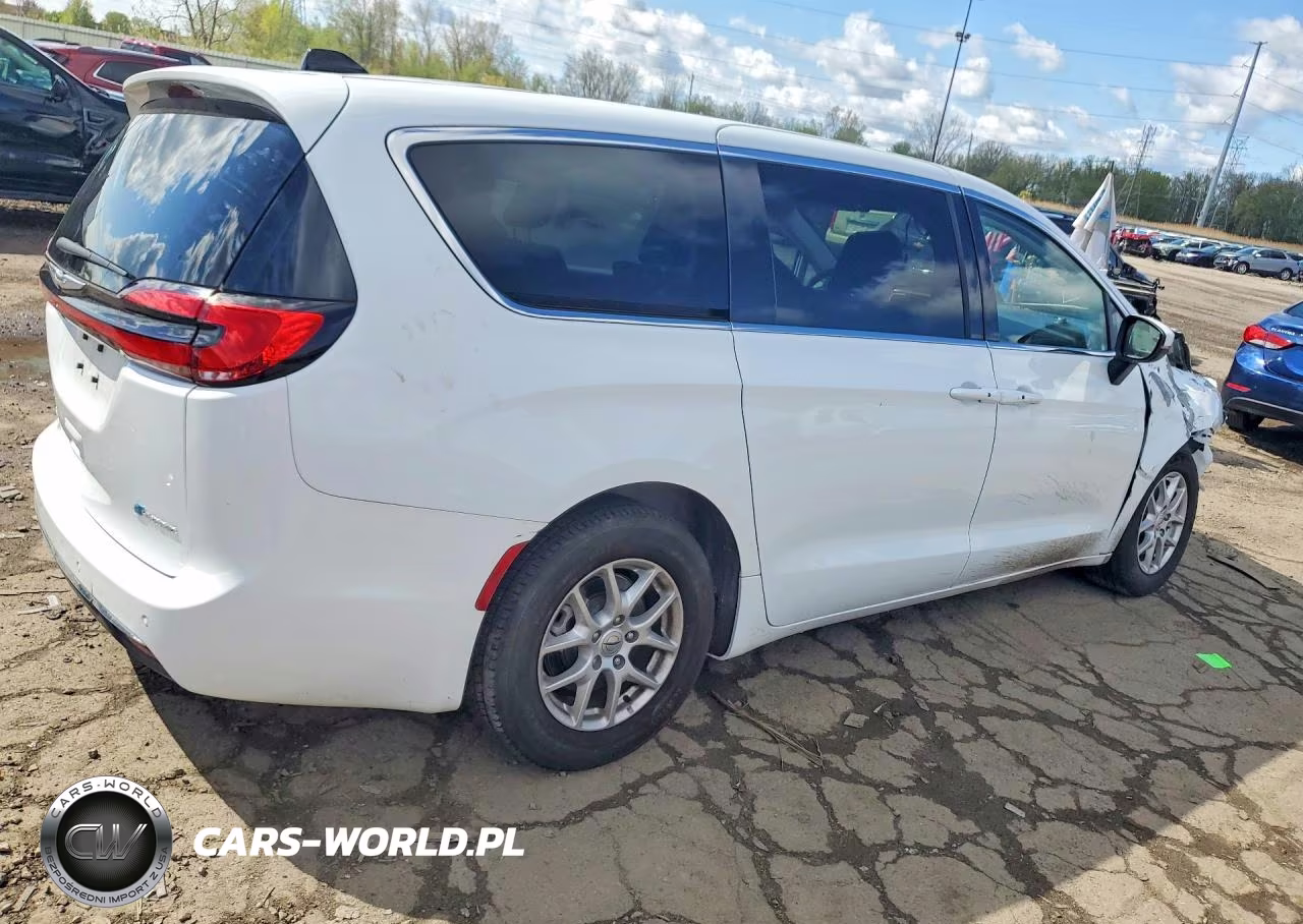 2023 Chrysler Pacifica Hybrid Touring L VIN:2C4RC1L75PR622431 - 3