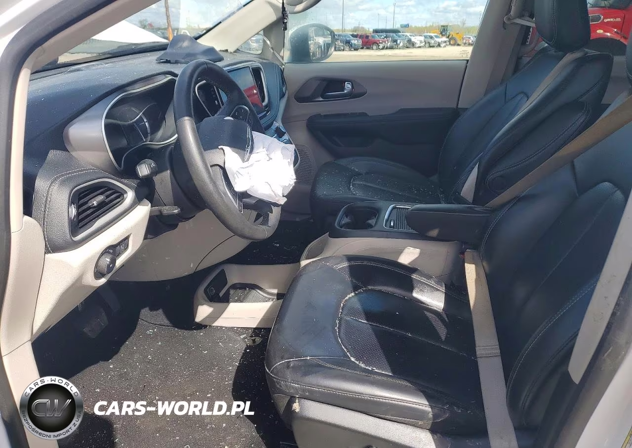 2023 Chrysler Pacifica Hybrid Touring L VIN:2C4RC1L75PR622431 - 7