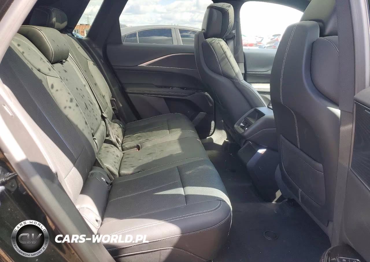 2025 Cadillac Lyriq Luxury VIN:1GYKPNRL8SZ303471 - 10