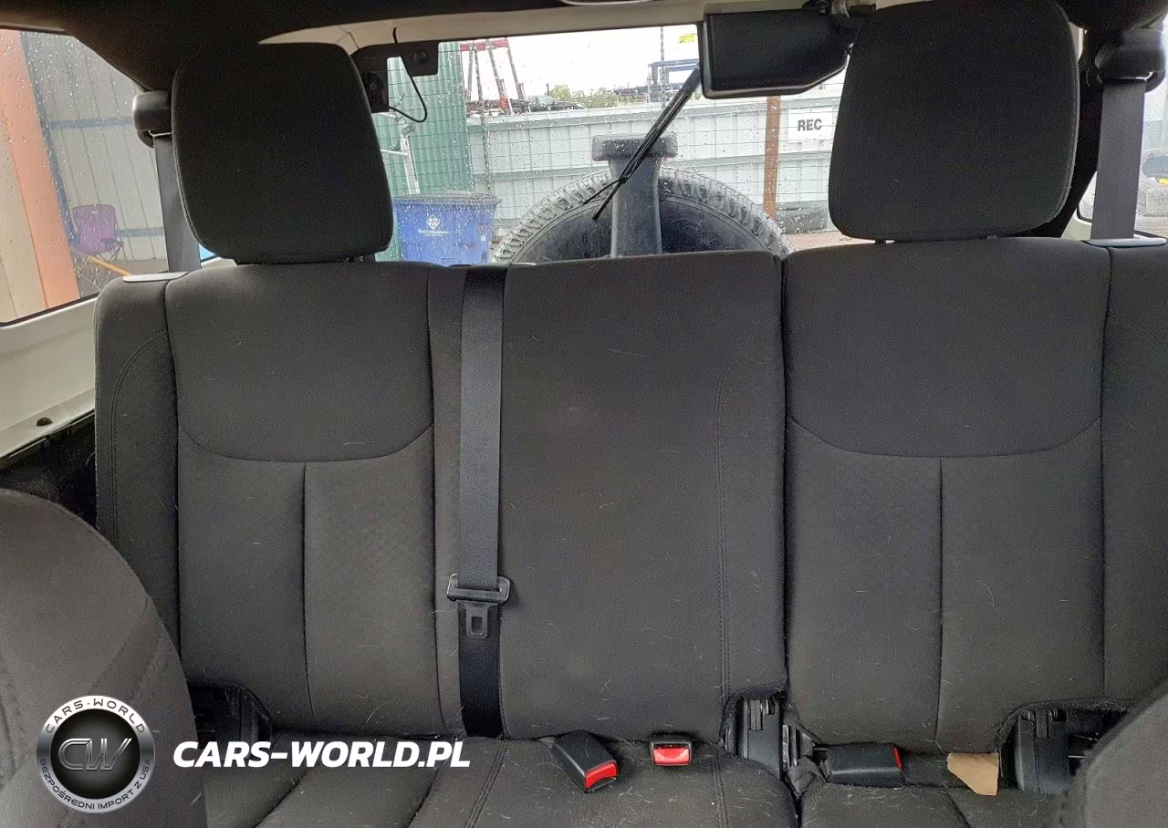 2015 Jeep Wrangler Unlimited Sport VIN:1C4BJWDGXFL728481 - 10