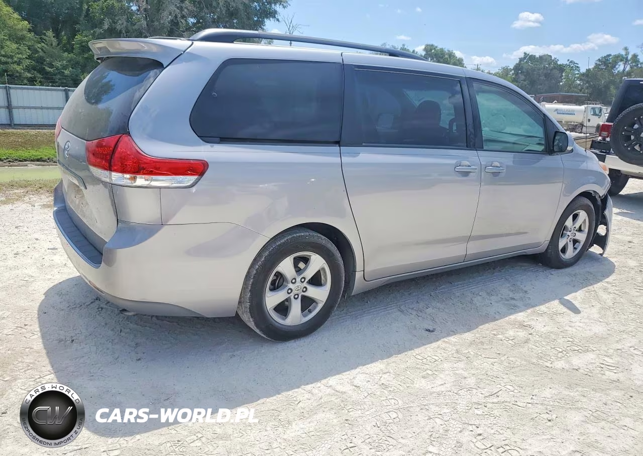 2012 Toyota Sienna Le VIN:5TDKK3DC5CS268035 - 3
