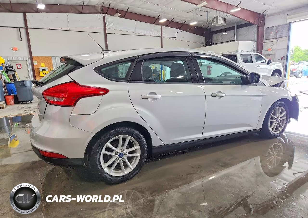 2018 Ford Focus Se VIN:1FADP3K28JL234938 - 3