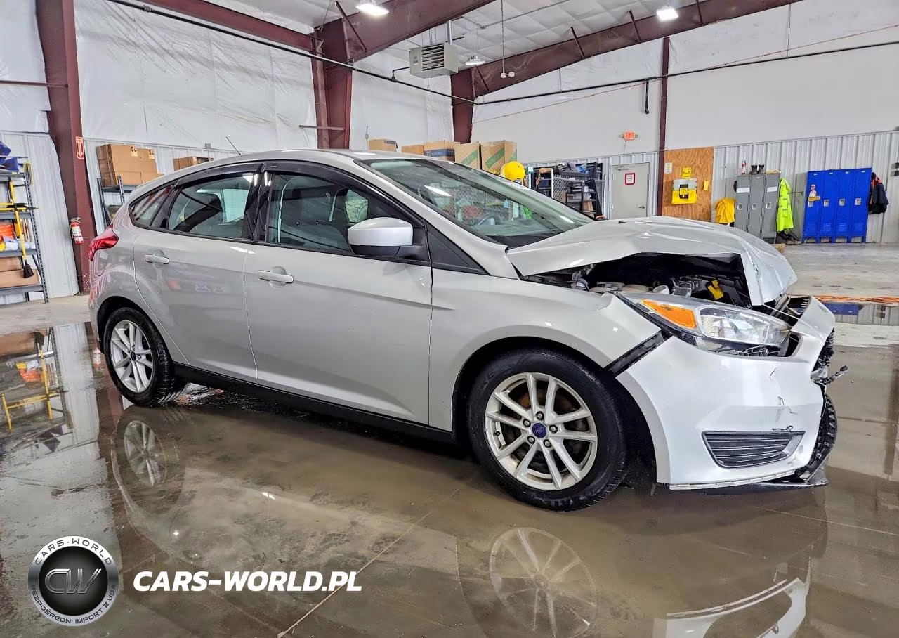 2018 Ford Focus Se VIN:1FADP3K28JL234938 - 4