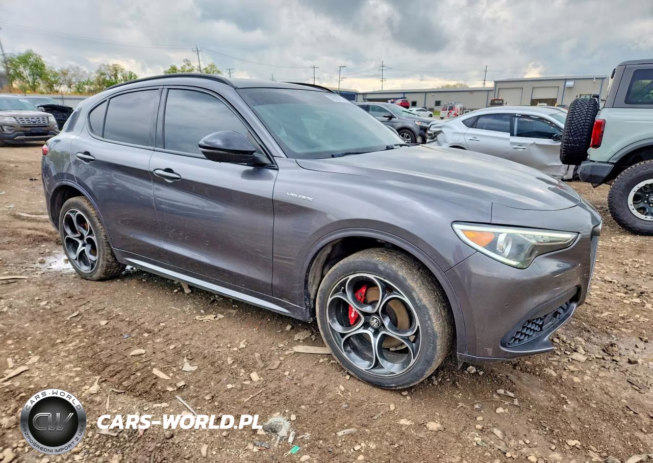2022 Alfa Romeo Stelvio Ti VIN:ZASPAKBN2N7D38179 - 4