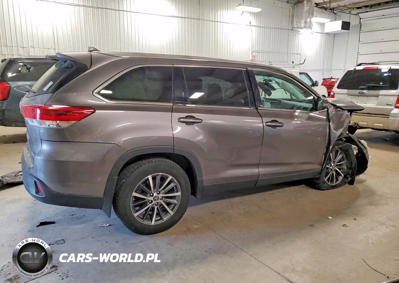 2019 Toyota Highlander Xle VIN:5TDJZRFH9KS733126 - 3