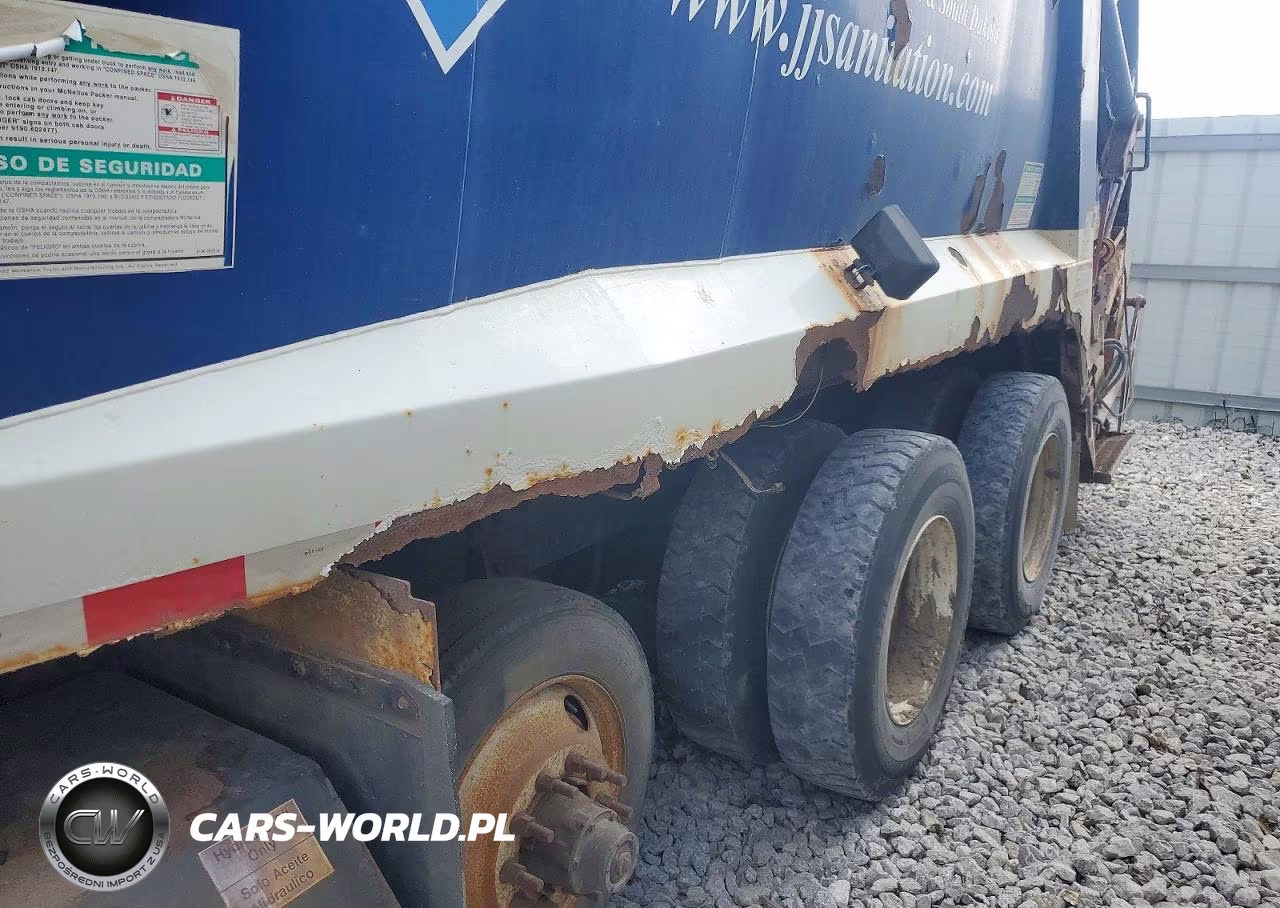 2011 International 7400 Refuse Truck VIN:1HTWGAAT5BJ424746 - 9