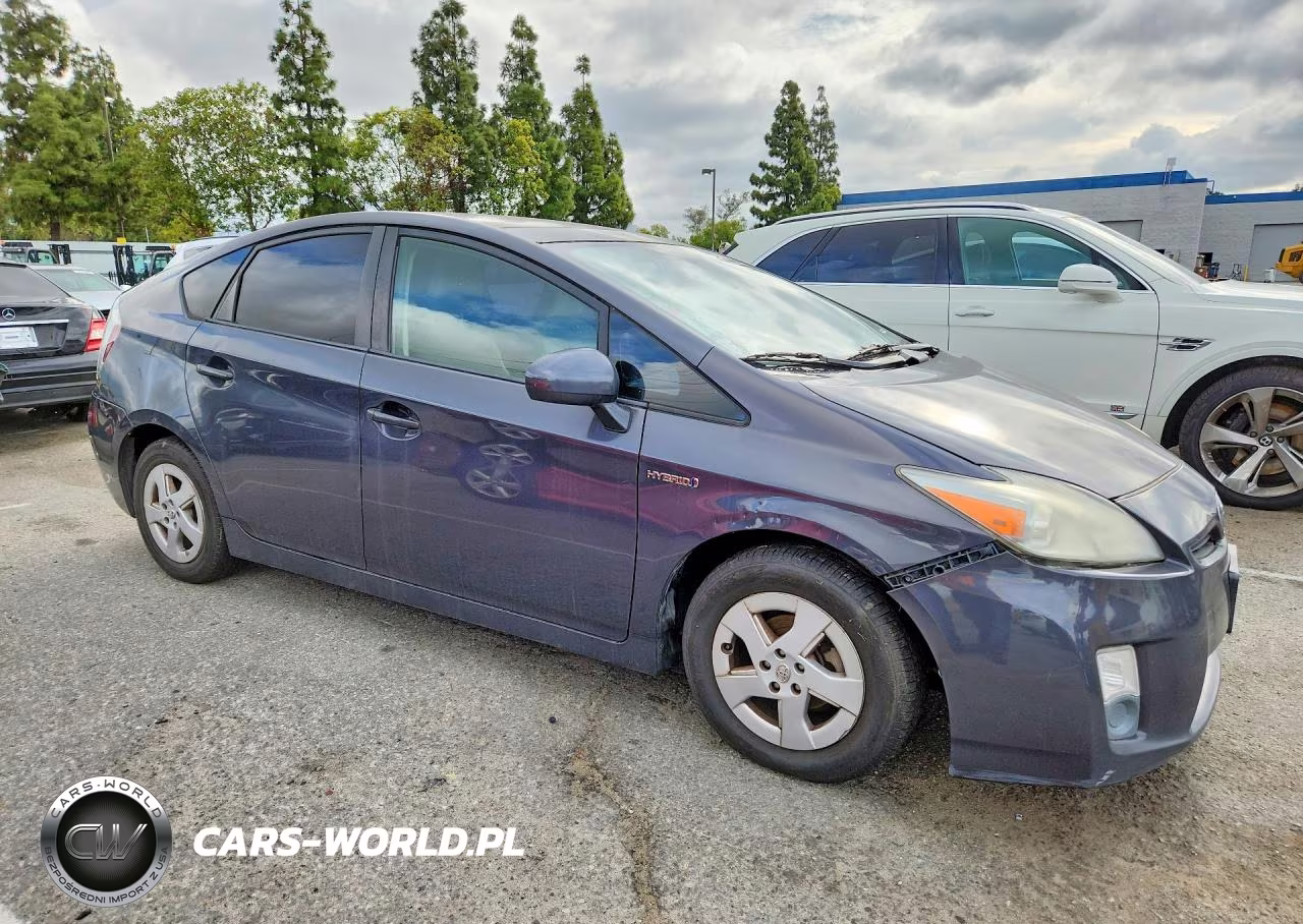 2011 Toyota Prius Three VIN:JTDKN3DU6B0311282 - 4