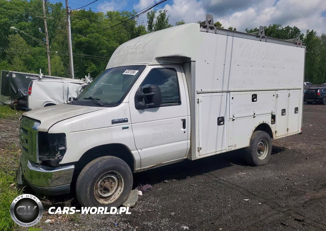 2013 Ford Econoline E350 Super Duty Cutaway Van