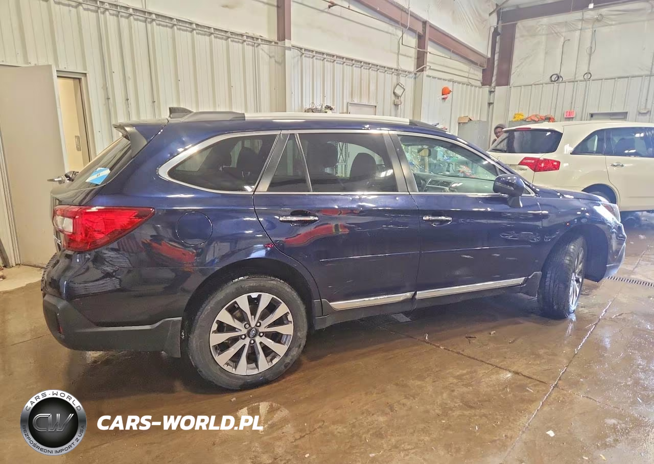 2018 Subaru Outback Touring VIN:4S4BSATC4J3240825 - 3
