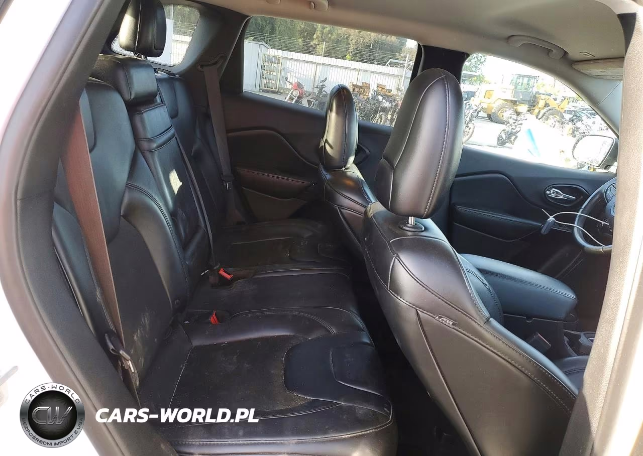 2019 Jeep Cherokee Latitude Plus VIN:1C4PJLLB8KD338803 - 11
