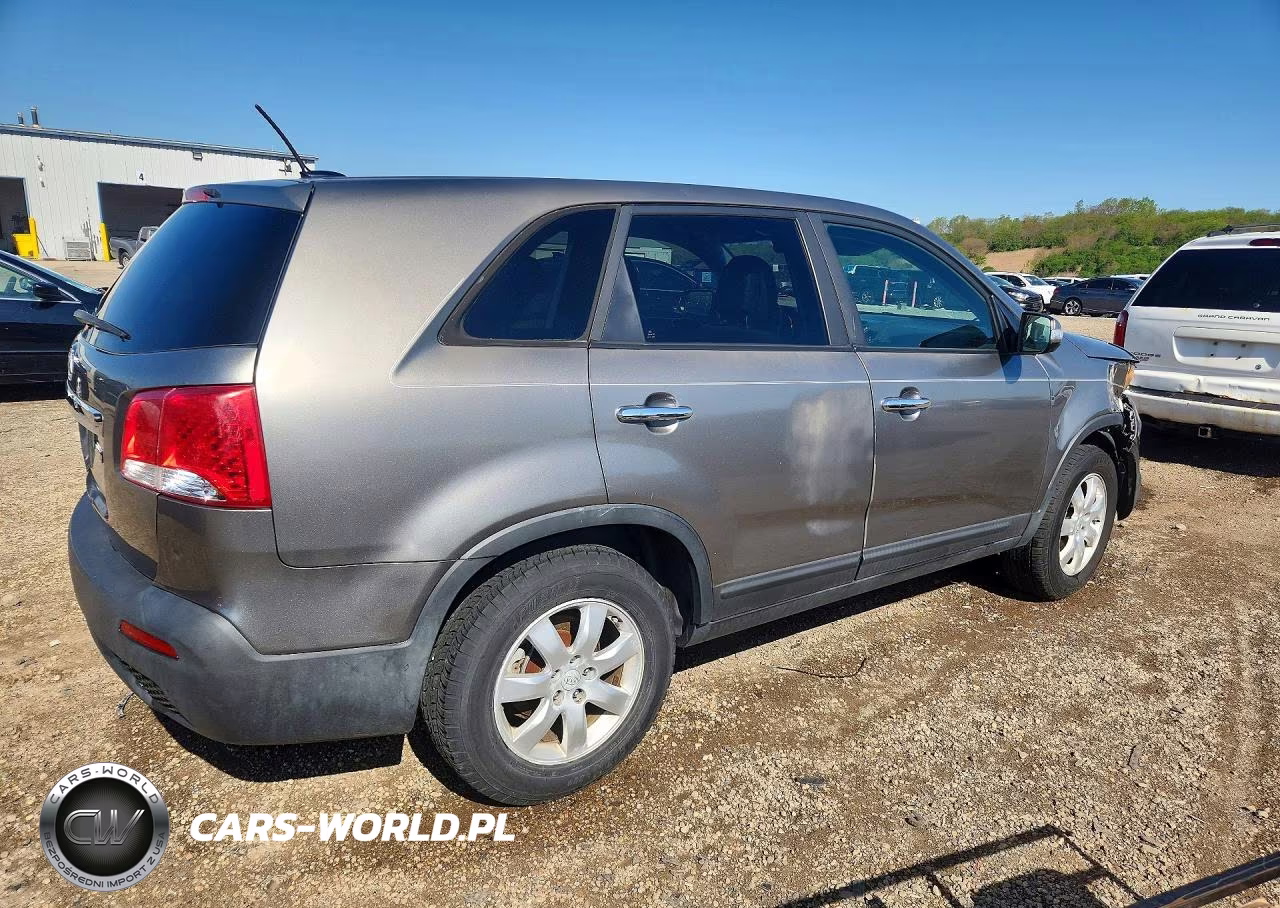2011 Kia Sorento Lx VIN:5XYKT3A10BG070412 - 3