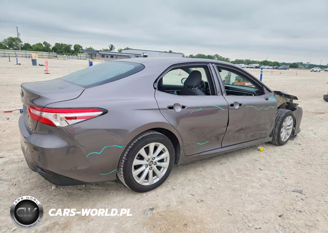 2018 Toyota Camry Le VIN:4T1B11HK6JU026769 - 3