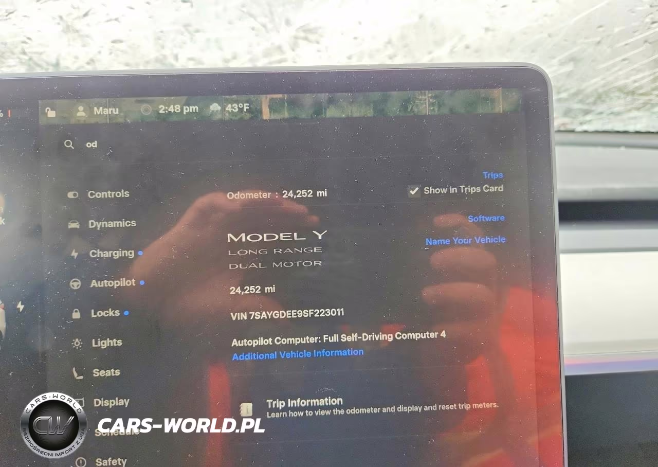 2025 Tesla Model Y VIN:7SAYGDEE9SF223011 - 9