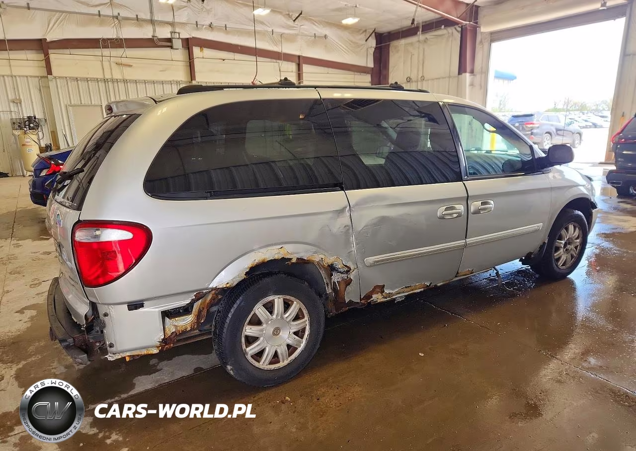 2005 Chrysler Town & Country Touring VIN:2C4GP54L45R501983 - 3