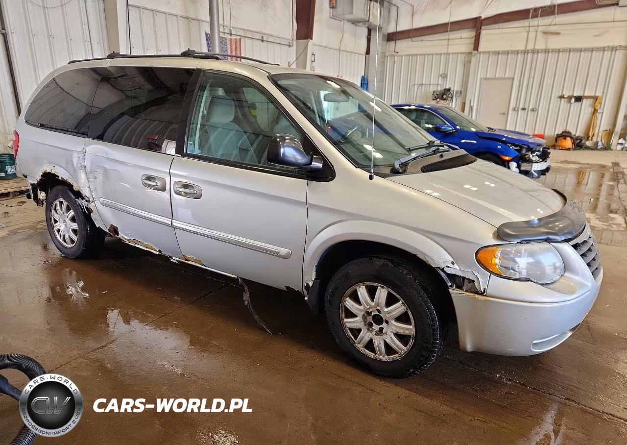 2005 Chrysler Town & Country Touring VIN:2C4GP54L45R501983 - 4