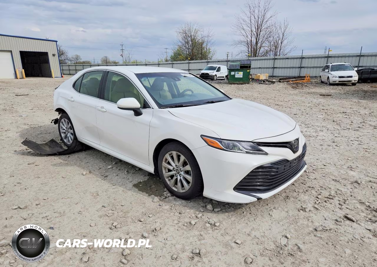 2018 Toyota Camry Le VIN:JTNB11HK4J3002900 - 4