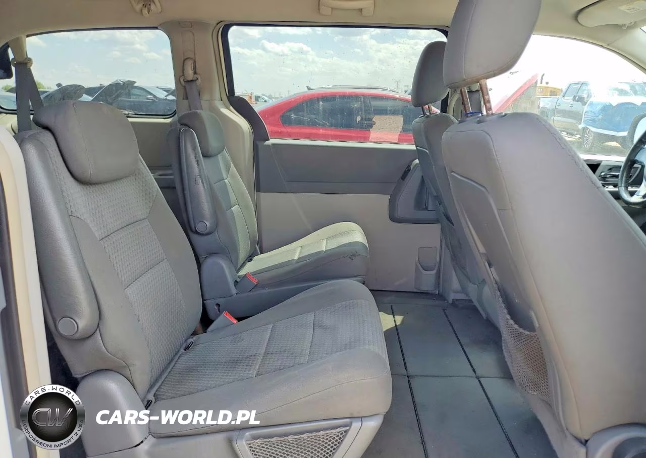 2010 Chrysler Town & Country Touring VIN:2A4RR5D15AR108595 - 11