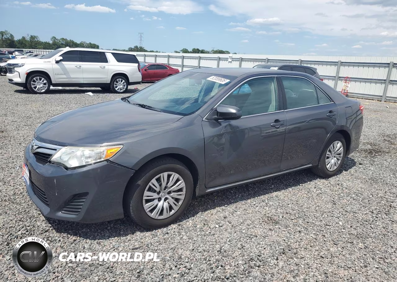 2014 Toyota Camry Le – zdjęcie 1 z 12