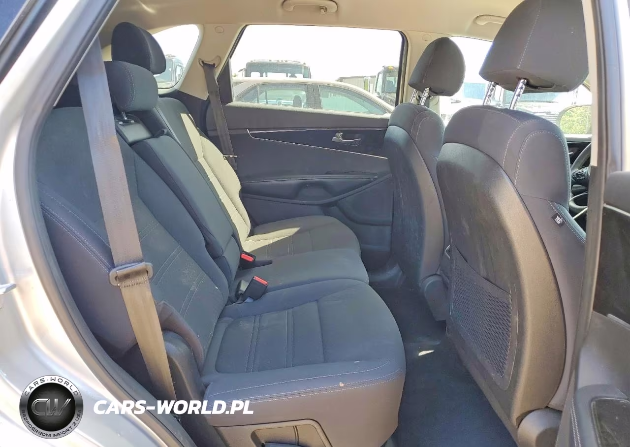 2018 Kia Sorento L VIN:5XYPG4A31JG345057 - 11
