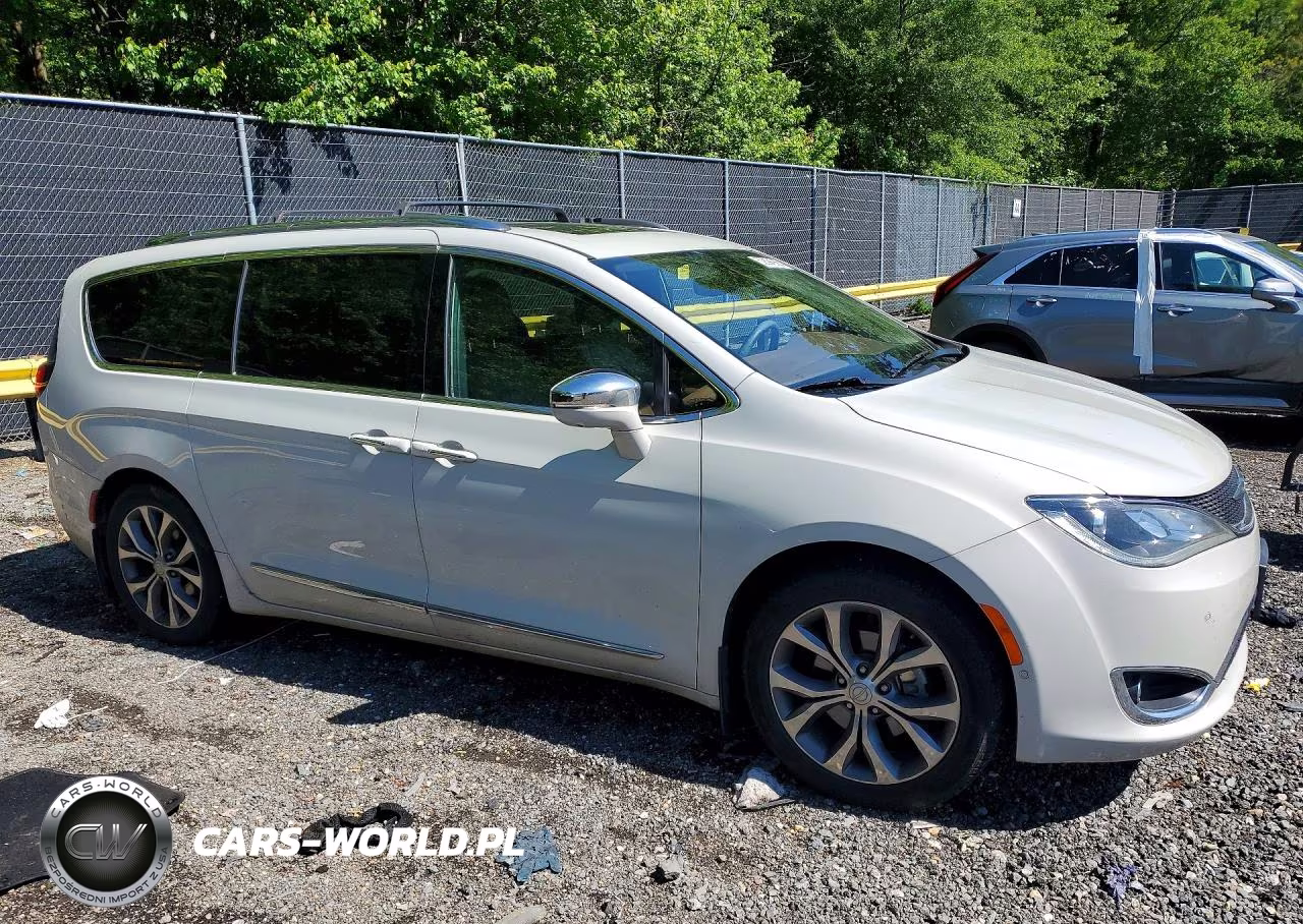 2017 Chrysler Pacifica Limited VIN:2C4RC1GG1HR643112 - 4