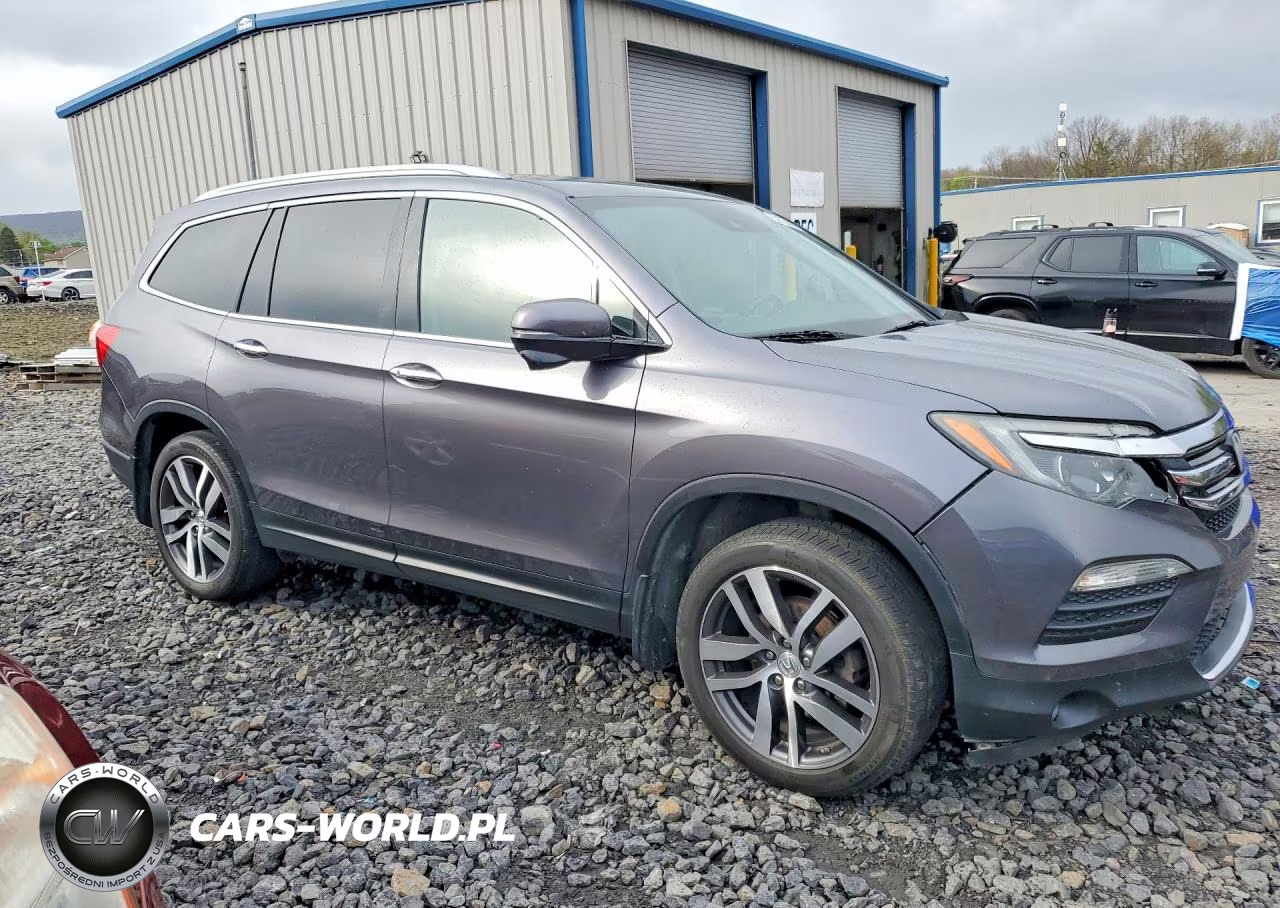 2018 Honda Pilot Touring VIN:5FNYF6H97JB017632 - 4