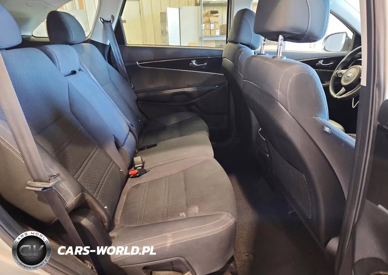 2017 Kia Sorento L VIN:5XYPG4A3XHG252550 - 11