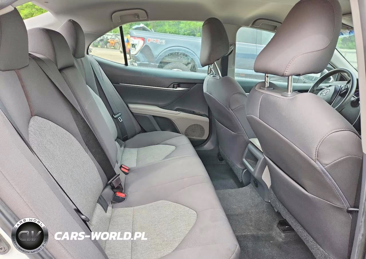 2018 Toyota Camry Le VIN:4T1B11HK2JU676845 - 10