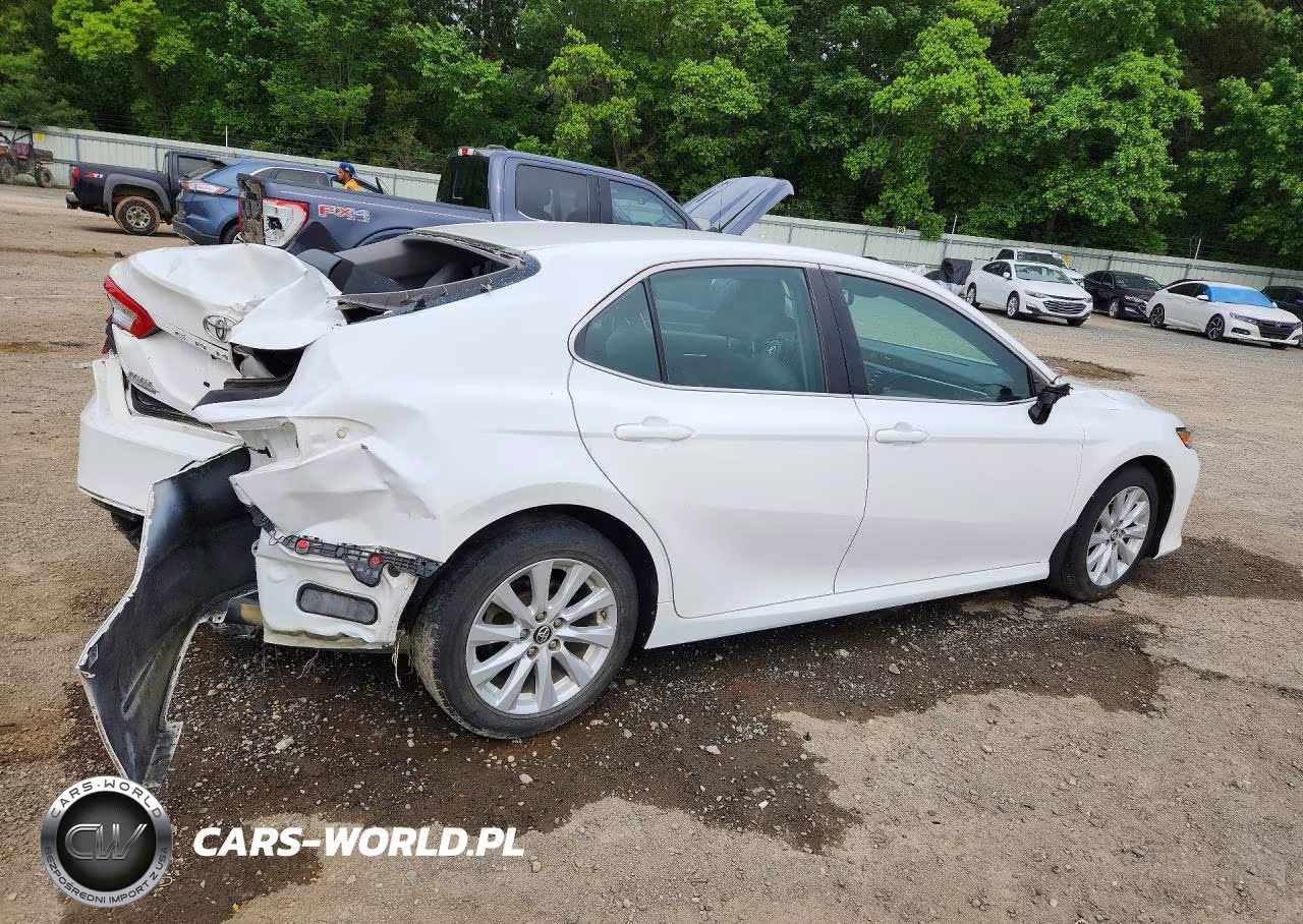 2018 Toyota Camry Le VIN:4T1B11HK2JU676845 - 3
