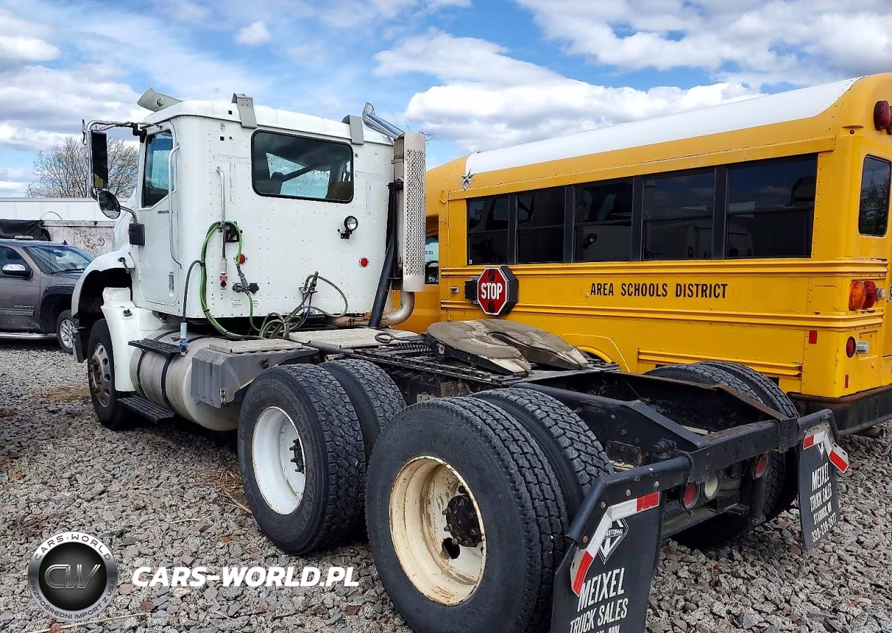 2002 International 9100I Semi Truck VIN:2HSCBAER12C041065 - 3