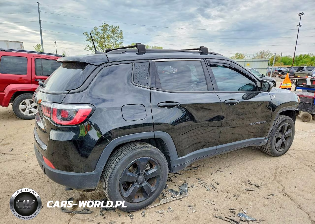 2018 Jeep Compass Latitude VIN:3C4NJDBB6JT349886 - 3