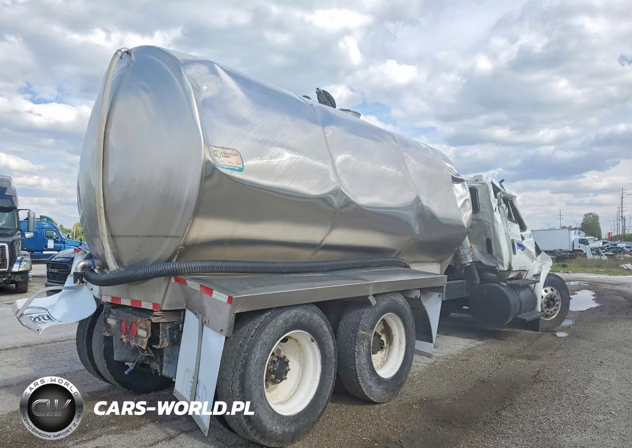 2009 International 8600 Tank Truck VIN:1HSHXAHR79J044504 - 4