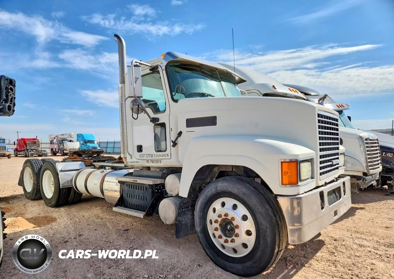 2015 Mack Chu613 Semi Truck