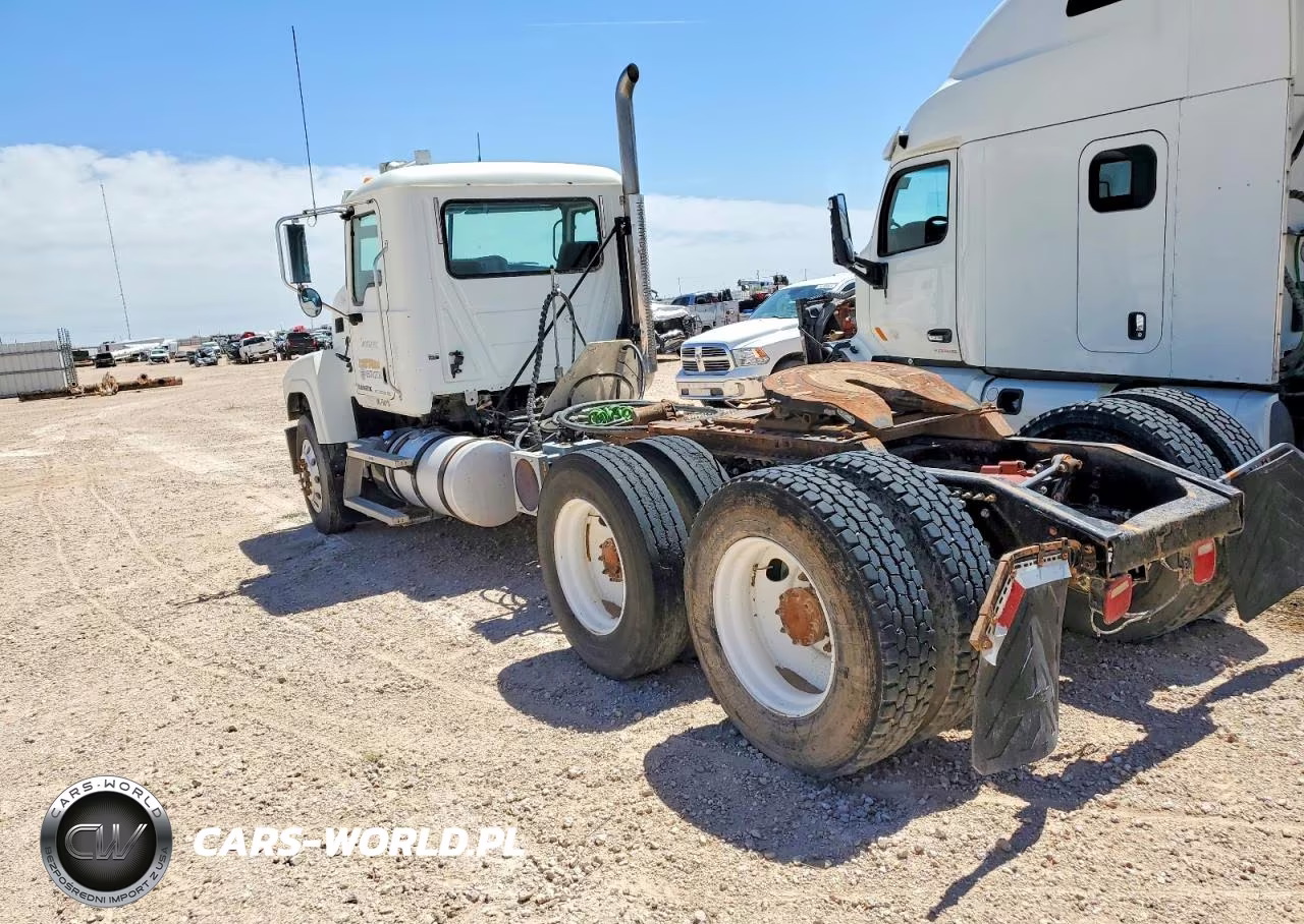 2015 Mack Chu613 Semi Truck VIN:1M2AN07Y1FM018019 - 3