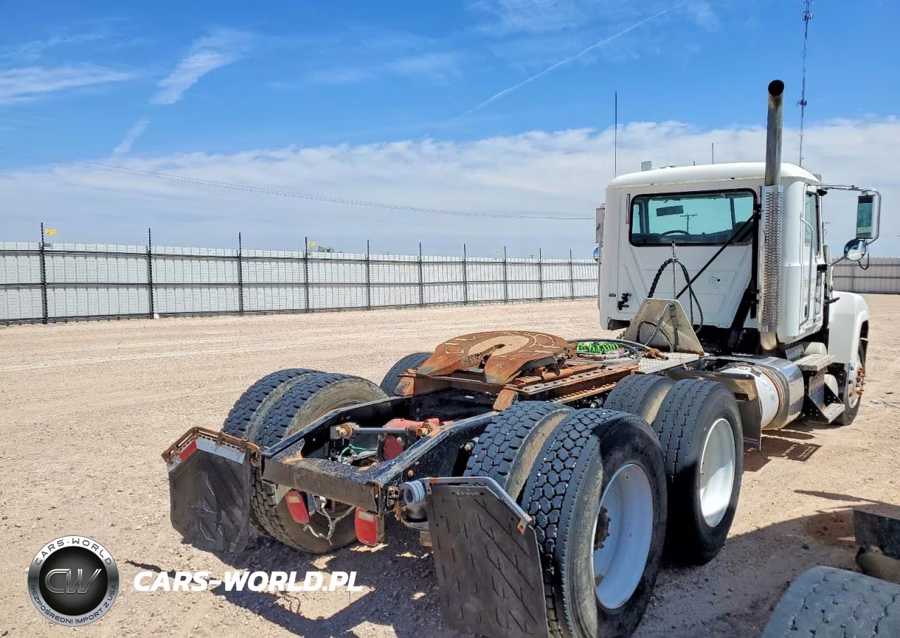 2015 Mack Chu613 Semi Truck VIN:1M2AN07Y1FM018019 - 4